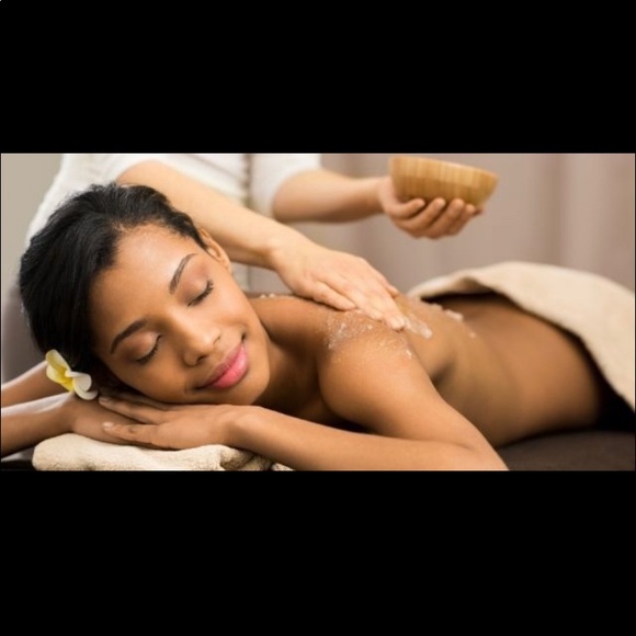 Tree Hut Strawberry Shea Sugar Scrub 18 oz. Exfoliating Hydrating Essential Oils - Picture 10 of 16